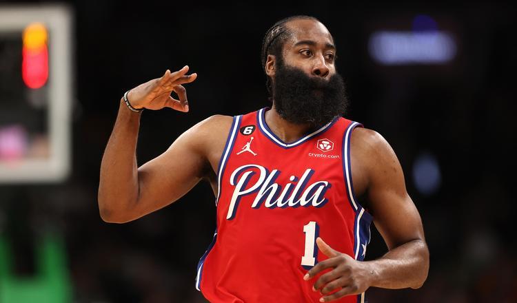 哈登在湖人比赛中关键助攻，惊险取胜引发热议！